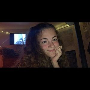 Meet your Posher, Larissa